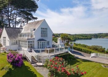 Scotland's 'best waterside homes' for sale with peaceful loch and beach ...