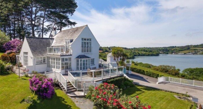 Scotland's 'best waterside homes' for sale with peaceful loch and beach ...