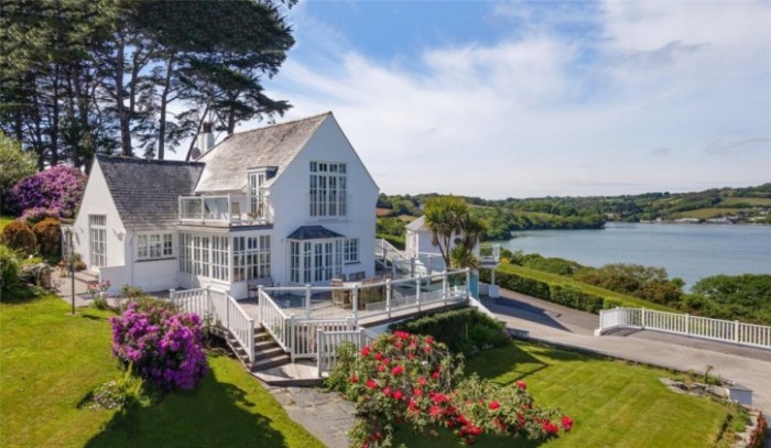 Scotland's 'best waterside homes' for sale with peaceful loch and beach ... Scotland's 'best waterside homes' for sale with peaceful loch and beach ...